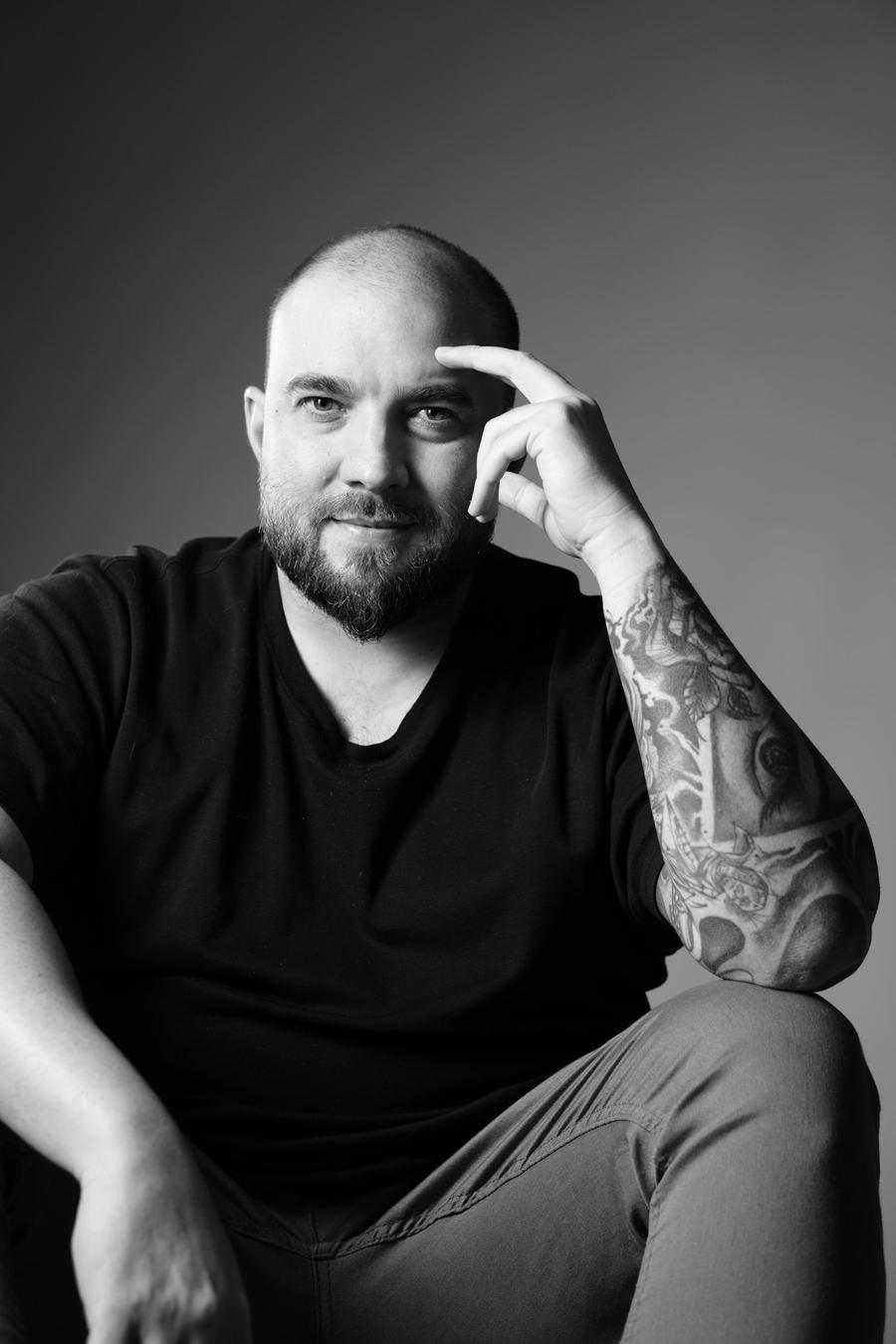 Thales Oliveira sentado, em retrato preto e branco